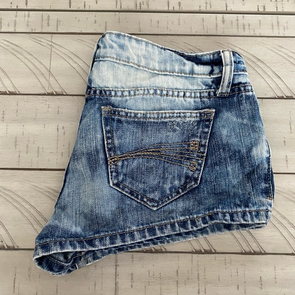 Low rise jean shorts. Size 5 - Picture 7 of 8